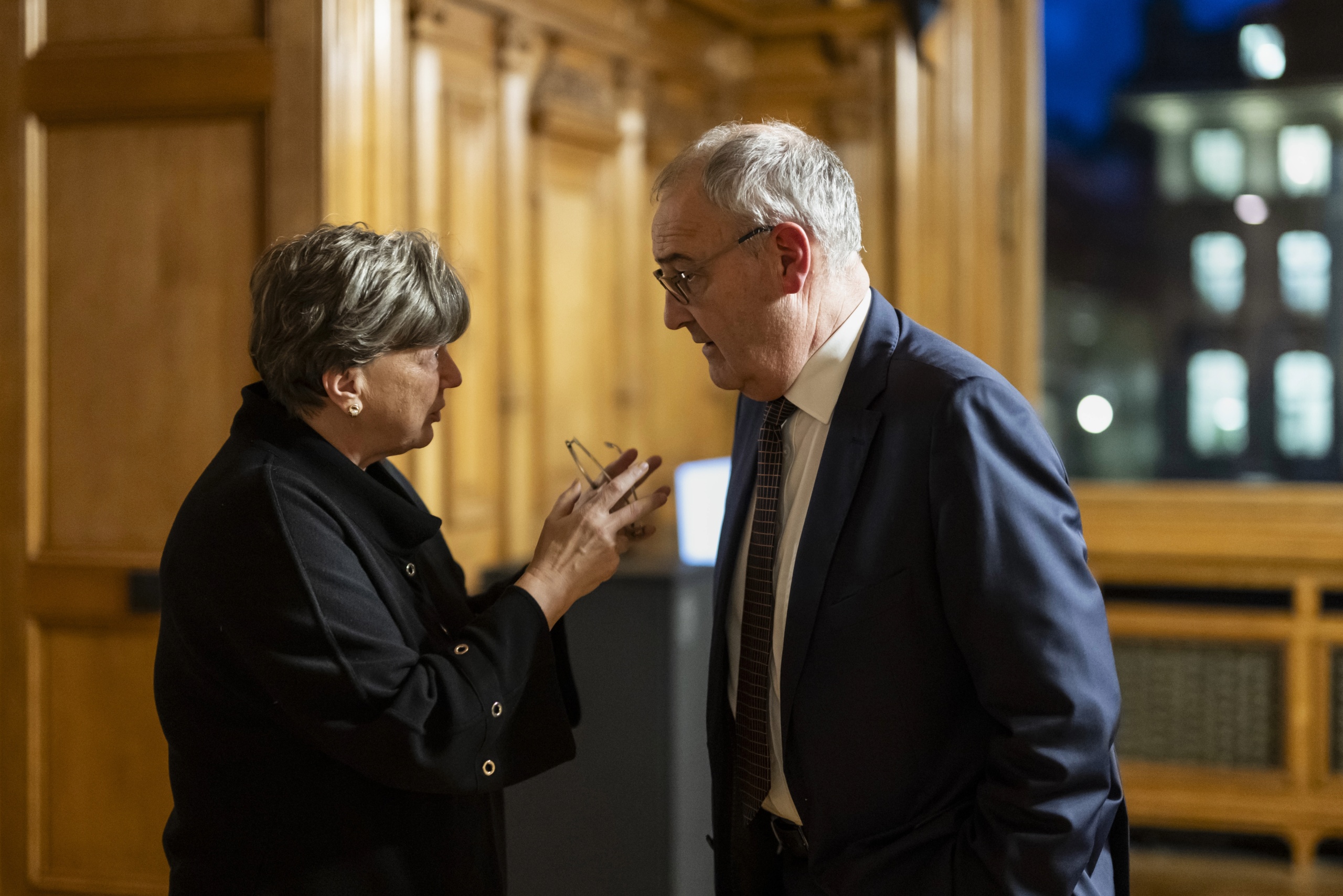 Parmelin Les conseillers d'Etat Isabelle Chassot, centre-FR, à gauche, et Benedikt Wuerth, centre-SG, discutent à l'occasion de la session d'hiver des Chambres fédérales, le lundi 5 décembre 2022, à Berne. — © PETER SCHNEIDER / KEYSTONE